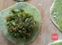 Illustration of how to make jade cabbage dumpling wrappers 4