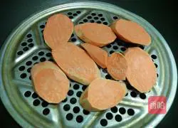 Illustration of making sweet potato pancakes with sesame filling 2