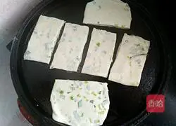 Illustration of how to make scallion pancakes 14