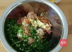 Illustration of how to make wontons stuffed with mandarin duck stuffing 3