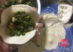 Illustration of how to make dumplings stuffed with pork and chives 13