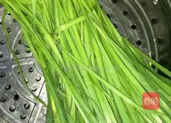 Illustration of how to make shrimp, pork and leek dumplings 1