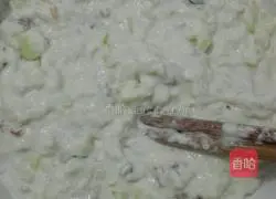 Illustration of how to make gourd and lean meat pancakes 4