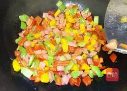 Illustration of how to make colorful vegetable fried rice 6