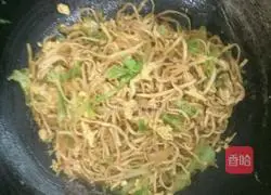 Illustration of how to make vegetarian fried noodles 6