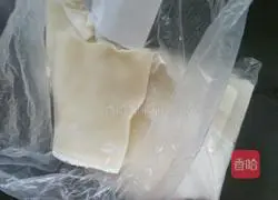 Illustration of how to make salt and pepper wonton wrappers 1