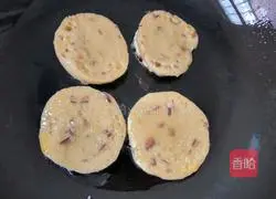 Illustration of how to make golden steamed bun slices 5