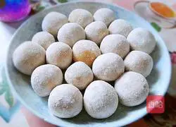 Illustration of how to make sweet potato dumplings with taro filling 17