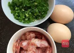 Illustration of how to make sausage and egg fried rice 1