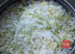 Illustration of how to make pork and cabbage buns 11