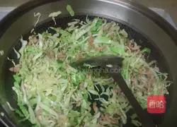 Illustration of how to make fried noodles with cabbage and shredded pork 7