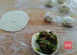 Illustration of how to make pork, mushroom, and cabbage pie 9