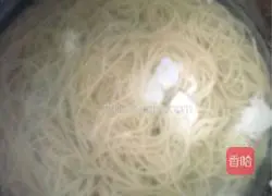 Illustration of how to make poached egg noodles 4