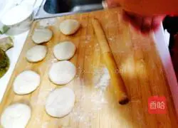 Illustration of how to make steamed buns with vegetarian filling 3