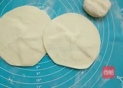 Illustration of how to make cabbage, celery and pork dumplings 6