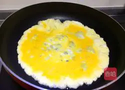 Illustration of how to make fried noodles with garlic chili sauce 5