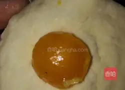 Illustration of how to make milk and egg yolk steamed buns 3