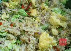 Illustration of how to make cabbage fried rice 12