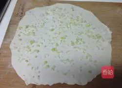 Illustration of how to make scallion pancake 5