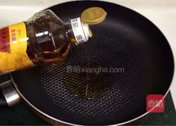 Illustration of how to make krill and three delicacies fried rice 3