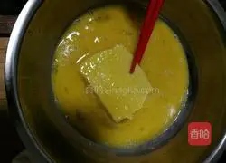 Illustration of how to make golden steamed bun slices 3