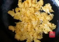 Illustration of how to make fried rice with fruits, vegetables and eggs 1