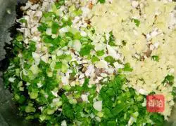 Illustration of how to make meat bun stuffing 2