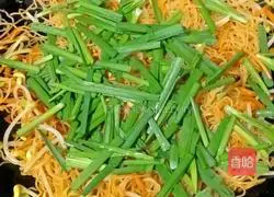 Illustration of how to make fried rice noodles with chives and bean sprouts 14