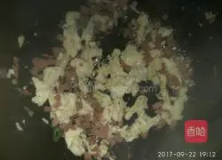 Illustration of how to make green pepper and egg fried rice 8