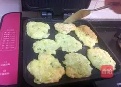 Illustration of how to make soft zucchini pancakes 7