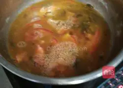 Illustration of how to make tomato, pickled cabbage and egg soup noodles 5