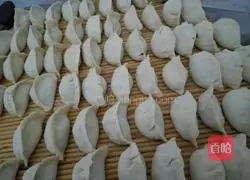  Illustration of how to make pork, cabbage and fungus dumplings 8