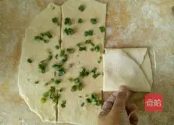 Illustration of how to make scallion oil layer cake 6