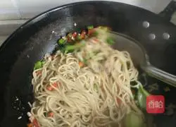 Illustration of how to make fried noodles with green and red pepper 6