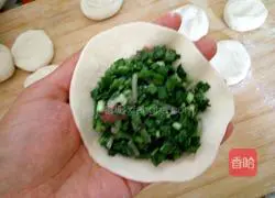 Illustration of how to make leek vermicelli buns 13