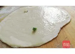 Illustration of how to make hot noodle scallion pancakes 6
