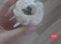 Illustration of how to make steamed buns stuffed with cabbage, fungus and pork stuffing 11