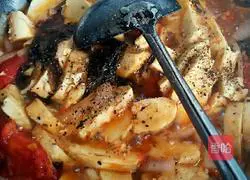 Illustration of how to make Zibo special braised pot cake 9