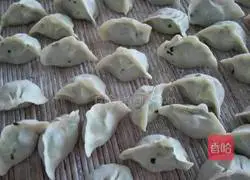 Illustration of how to make egg and leek dumplings 6