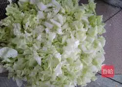 Illustration of making dumplings with cabbage stuffing 3