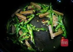 Laotan Sauerkraut and Ham Fried Noodles Recipe Illustration 5