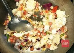 Illustration of how to make fried rice with onions and tomatoes 5