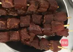 Illustration of how to make beef skewers (electric cake baffle) 4