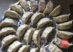 Illustration of how to make cabbage and water chestnut dumplings 2