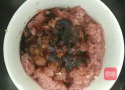 Illustration of how to make meat stuffing for dumplings and wontons 8