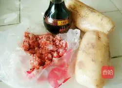 Illustration of how to make lotus root meat dumpling stuffing 1