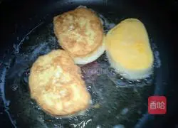 Illustration of how to make pan-fried steamed bun slices 4