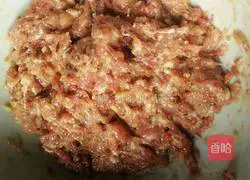 Illustration of how to make cabbage, radish and pork bun stuffing 11