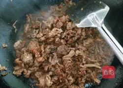 Illustration of how to make braised bean sprouts and shredded pork cakes 3