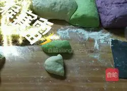 Illustration of how to make colorful dumplings 1